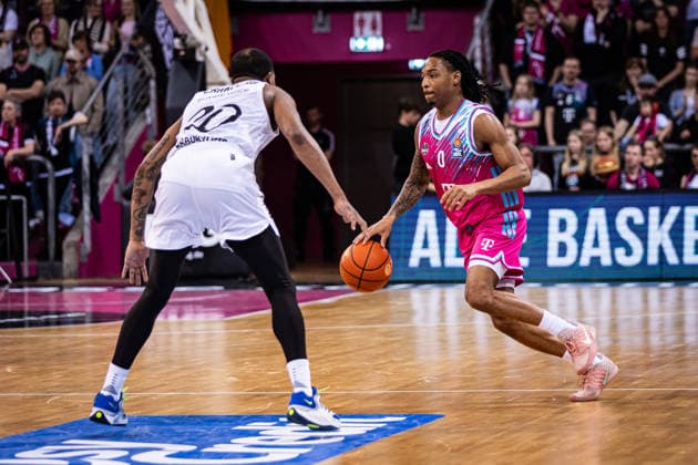 easyCredit Basketball Bundesliga, Telekom Baskets Bonn vs. Basketball Löwen Braunschweig, 12.04.2026 Jalen Finch (Telekom Baskets Bonn 0) gegen Bryant Crawford (BASKETBALL LÖWEN BRAUNSCHWEIG 20) -- easyCredit Basketball Bundesliga, Telekom Baskets Bonn vs. Basketball Löwen Braunschweig, 12.04.2026, Telekom Dome Bonn-- easyCredit Basketball Bundesliga, Telekom Baskets Bonn vs. Basketball Löwen Braunschweig, 12.04.2026, Telekom Dome Bonn Copyright: xBEAUTIFULxSPORTS Derixx