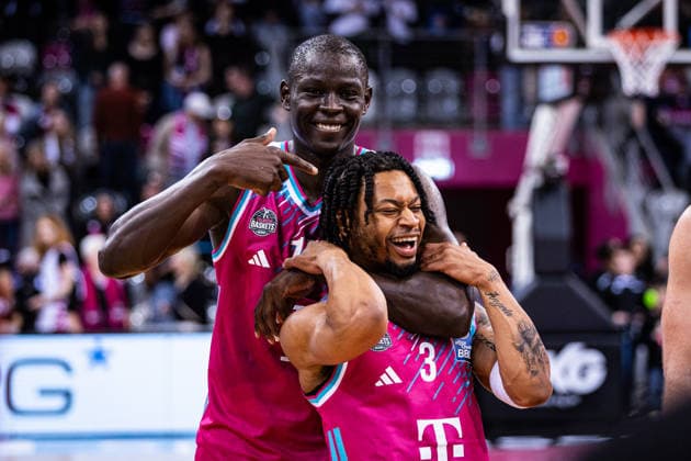 easyCredit Basketball Bundesliga, Telekom Baskets Bonn vs. Basketball Löwen Braunschweig, 12.04.2026 Kur Jongkuch (Telekom Baskets Bonn 15) nimmt Zachery Cooks (Telekom Baskets Bonn 3) in den Schwitzkasten -- easyCredit Basketball Bundesliga, Telekom Baskets Bonn vs. Basketball Löwen Braunschweig, 12.04.2026, Telekom Dome Bonn Copyright: xBEAUTIFULxSPORTS Derixx