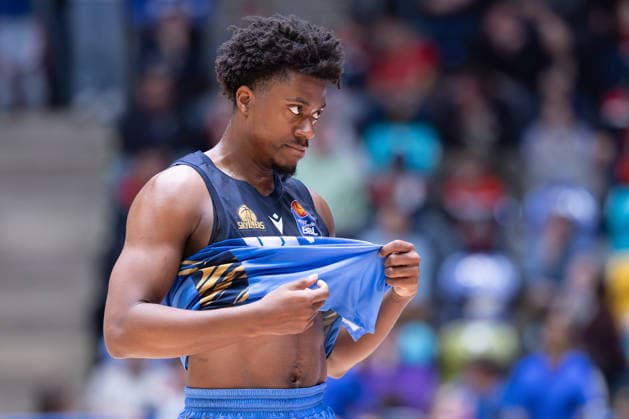 Frankfurt Skyliners - MLP Academics Heidelberg, easyCredit BBL Nahiem Alleyne (Skyliners, 4) geht nach der Niederlage enttäuscht vom Spielfeld. Spiel der easyCredit BBL zwischen den Frankfurt Skyliners und den MLP Academics Heidelberg am 12. April 2026 in der Süwag Energie ARENA in Frankfurt am Main., Frankfurt am Main Hessen Deutschland Süwag Energie ARENA