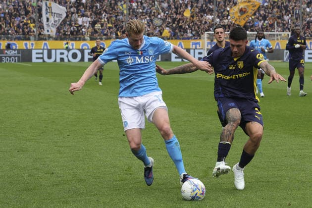 Scott McTominay of SSC Napoli battle for the ball with Lautaro Valenti of Parma AC during Parma Calcio vs SSC Napoli, 32Â° Serie A Enilive 2025-26 game at New Balance Arena in Parma (PR), Italy, on April 12, 2026.  Copyright: xDavidexCasentini IPAxSportx xipa-agency.netx xx IPA_73916142 IPA_Agency_IPA73916142