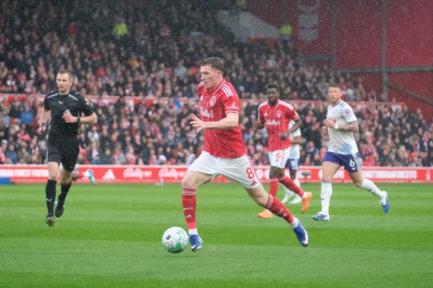 NOTTINGHAM, ENGLAND - APRIL 12: Elliot Anderson of Nottingham Forest runs with the ball during the Premier league football match between Nottingham Forest and Aston Villa at the City Ground on April 12, 2026 in Nottingham, England. Copyright: xPaulxBonserx xSportsxPressxPhotox Sportspressphoto_SPR128239