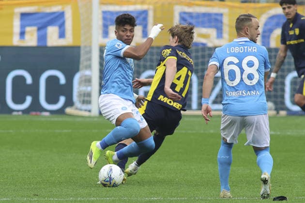 Mathias Olivera of SSC Napoli congtrasto1 Hans Nicolussi Caviglia of Parma AC during Parma Calcio vs SSC Napoli, 32Â° Serie A Enilive 2025-26 game at New Balance Arena in Parma (PR), Italy, on April 12, 2026.  Copyright: xDavidexCasentini IPAxSportx xipa-agency.netx xx IPA_73916159 IPA_Agency_IPA73916159
