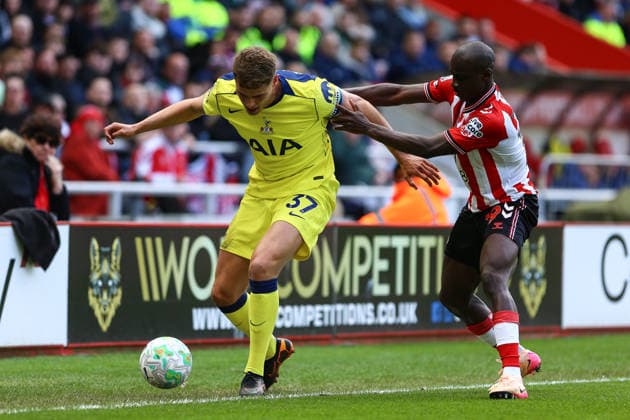 SUNDERLAND, ENGLAND, APRIL 12: Micky van de Ven of Tottenham Hotspur (L) shields the ball from Habib Diarra of Sunderland AFC (R) during a Premier League 2025-26 match between Sunderland and Tottenham Hotspur at Stadium of Light on April 12, 2026 in Sunderland, England. (Photo by Zach Forster Sports Press Photo) Copyright: xZachxForster SportsxPressxPhotox Sportspressphoto_SPR128244