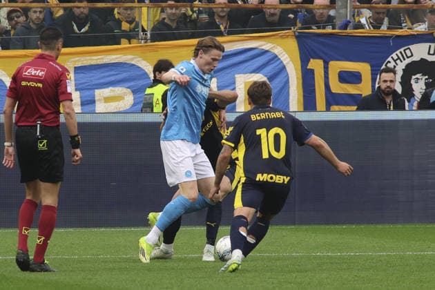 Scott McTominay of SSC Napoli battle for the ball during Parma Calcio vs SSC Napoli, 32Â° Serie A Enilive 2025-26 game at New Balance Arena in Parma (PR), Italy, on April 12, 2026.  Copyright: xDavidexCasentini IPAxSportx xipa-agency.netx xx IPA_73916164 IPA_Agency_IPA73916164