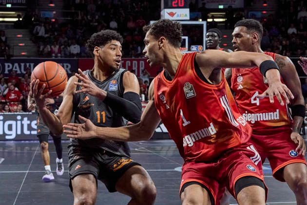 Deutsche Basketball Bundesliga (BBL), FC Bayern München Basketball vs NINERS Chemnitz, München FC Bayern Basketball, NINERS Chemnitz, 2026-04-12 in München (SAP Garden) MUSHIDI Kostja (NINERS Chemnitz Small Forward (SF) Nr11-CHE11), DA SILVA Oscar (FC Bayern München Basketball Power Forward (PF) Nr1-FCBB1) sportworld München SAP Garden Bayern Deutschland