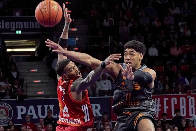 Deutsche Basketball Bundesliga (BBL), FC Bayern München Basketball vs NINERS Chemnitz, München FC Bayern Basketball, NINERS Chemnitz, 2026-04-12 in München (SAP Garden) MUSHIDI Kostja (NINERS Chemnitz Small Forward (SF) Nr11-CHE11), RATHAN-MAYES Xavier (FC Bayern München Basketball Shooting Guard (SG) Nr4-FCBB4) sportworld München SAP Garden Bayern Deutschland