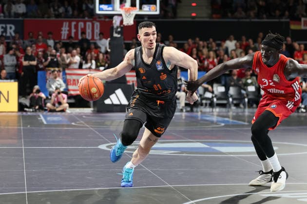 Yordan Minchev (Niners Chemnitz, 91) mit Wenyen Gabriel (FC Bayern Basketball, 32), GER, FC Bayern Basketball vs. Niners Chemnitz, Basketball, easycredit Basketball Bundesliga, 29. Spieltag, Saison 2025 2026, 12.04.2026, GER, FC Bayern Basketball vs. Niners Chemnitz, Basketball, easycredit Basketball Bundesliga, 29. Spieltag, Saison 2025 2026, 12.04.2026 Muenchen Copyright: xEibner-Pressefoto JennixMaulx EP_JML