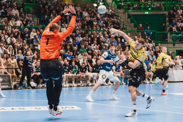 Christopher Rudeck (Bergischer HC, 01) gegen Max Haefner (TVB Stuttgart, 03) beim Wurf Bergischer HC vs. TVB Stuttgart, Handball, Daikin 1.HBL, 28.Spieltag, Saison 2025 26, 12.04.2026, Bergischer HC vs. TVB Stuttgart, Handball, Daikin 1.HBL, 28.Spieltag, Saison 2025 26, 12.04.2026 Wuppertal Copyright: xEibner-Pressefoto LukasxBaldygax EP_LBA