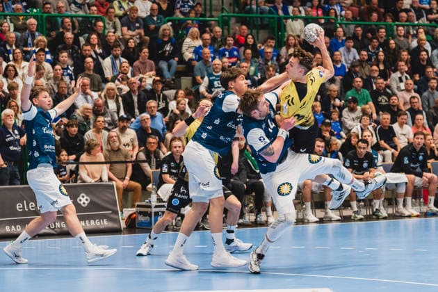 Gerdas Babarskas (Bergischer HC, 14) ringt Max Haefner (TVB Stuttgart, 03) nieder beim Wurf Bergischer HC vs. TVB Stuttgart, Handball, Daikin 1.HBL, 28.Spieltag, Saison 2025 26, 12.04.2026, Bergischer HC vs. TVB Stuttgart, Handball, Daikin 1.HBL, 28.Spieltag, Saison 2025 26, 12.04.2026 Wuppertal Copyright: xEibner-Pressefoto LukasxBaldygax EP_LBA