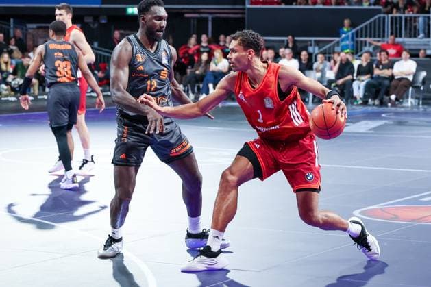 links nach rechts: Amadou Sow 12 (Niners Chemnitz) in Aktion gegen Oscar da Silva 1 (FC Bayern Muenchen Basketball), FC Bayern Muenchen Basketball vs. Niners Chemnitz, easyCredit BBL, Basketball, Bundesliga, Maenner, Hauptrunde, 12. April 2026 Muenchen Bayern Deutschland