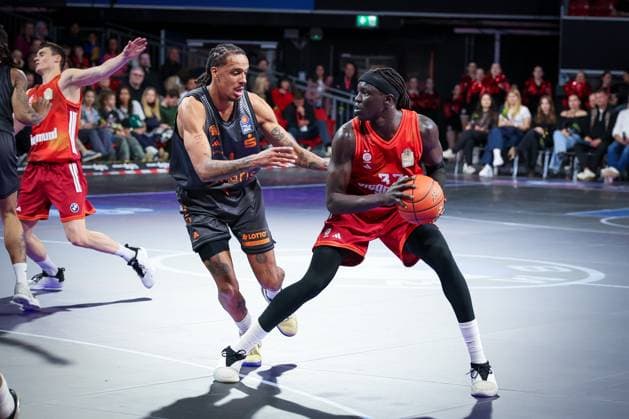 links nach rechts: Kevin Yebo 0 (Niners Chemnitz) gegen Wenyen Gabriel 32 (FC Bayern Muenchen Basketball), FC Bayern Muenchen Basketball vs. Niners Chemnitz, easyCredit BBL, Basketball, Bundesliga, Maenner, Hauptrunde, 12. April 2026 Muenchen Bayern Deutschland