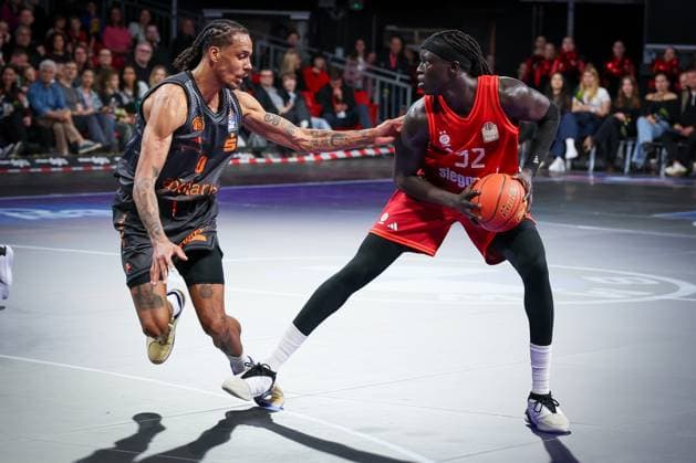 links nach rechts: Kevin Yebo 0 (Niners Chemnitz) gegen Wenyen Gabriel 32 (FC Bayern Muenchen Basketball), FC Bayern Muenchen Basketball vs. Niners Chemnitz, easyCredit BBL, Basketball, Bundesliga, Maenner, Hauptrunde, 12. April 2026 Muenchen Bayern Deutschland