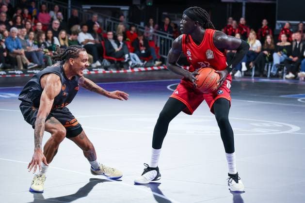 links nach rechts: Kevin Yebo 0 (Niners Chemnitz) gegen Wenyen Gabriel 32 (FC Bayern Muenchen Basketball), FC Bayern Muenchen Basketball vs. Niners Chemnitz, easyCredit BBL, Basketball, Bundesliga, Maenner, Hauptrunde, 12. April 2026 Muenchen Bayern Deutschland