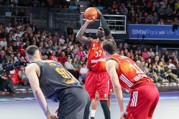 Wenyen Gabriel 32 (FC Bayern Muenchen Basketball) mit einem Freiwurf, FC Bayern Muenchen Basketball vs. Niners Chemnitz, easyCredit BBL, Basketball, Bundesliga, Maenner, Hauptrunde, 12. April 2026 Muenchen Bayern Deutschland