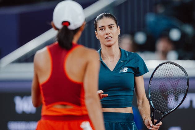 TENNIS - WTA, Tennis Damen Upper Austria Ladies Linz LINZ,AUSTRIA,12.APR.26 - TENNIS - WTA Tour, Upper Austria Ladies Linz. Image shows Shuai Zhang (CHN) and Sorana Cirstea (ROU).  GEPAxpictures xAlexanderxSolc