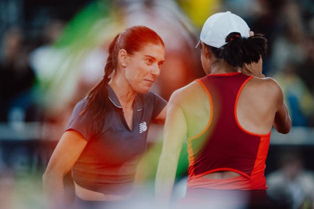 TENNIS - WTA, Tennis Damen Upper Austria Ladies Linz LINZ,AUSTRIA,12.APR.26 - TENNIS - WTA Tour, Upper Austria Ladies Linz. Image shows Sorana Cirstea (ROU) and Shuai Zhang (CHN).  GEPAxpictures xAlexanderxSolc