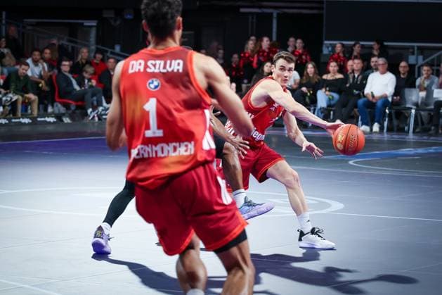 Neno Dimitrijevic 0 (FC Bayern Muenchen Basketball) passt den Ball auf Oscar da Silva 1 (FC Bayern Muenchen Basketball), Aktion, FC Bayern Muenchen Basketball vs. Niners Chemnitz, easyCredit BBL, Basketball, Bundesliga, Maenner, Hauptrunde, 12. April 2026 Muenchen Bayern Deutschland