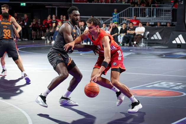 links nach rechts: Amadou Sow 12 (Niners Chemnitz) in Aktion gegen Oscar da Silva 1 (FC Bayern Muenchen Basketball), FC Bayern Muenchen Basketball vs. Niners Chemnitz, easyCredit BBL, Basketball, Bundesliga, Maenner, Hauptrunde, 12. April 2026 Muenchen Bayern Deutschland