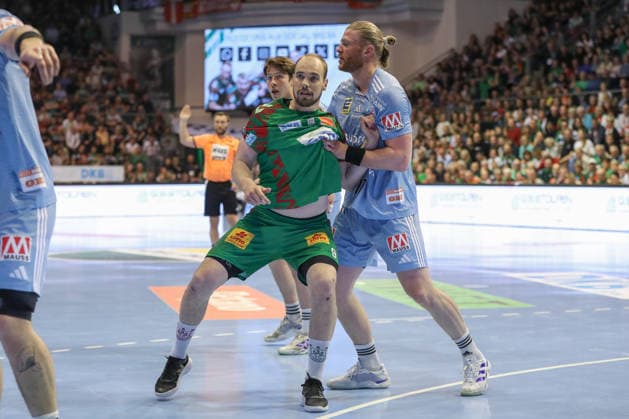 12.04.2026, xgox, Handball - Daikin HBL SC Magdeburg - HC Erlangen emspor, v.l. Tim Zechel (Magdeburg, 9), Maciej Gebala (Erlangen, 77) Zweikampf, Duell, Kampf, tackle Magdeburg