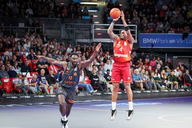 Wurf von Xavier Rathan-Mayes 4 (FC Bayern Muenchen Basketball), mit Amadou Sow 12 (Niners Chemnitz), FC Bayern Muenchen Basketball vs. Niners Chemnitz, easyCredit BBL, Basketball, Bundesliga, Maenner, Hauptrunde, 12. April 2026 Muenchen Bayern Deutschland