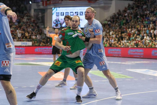 12.04.2026, xgox, Handball - Daikin HBL SC Magdeburg - HC Erlangen emspor, v.l. Tim Zechel (Magdeburg, 9), Maciej Gebala (Erlangen, 77) Zweikampf, Duell, Kampf, tackle Magdeburg