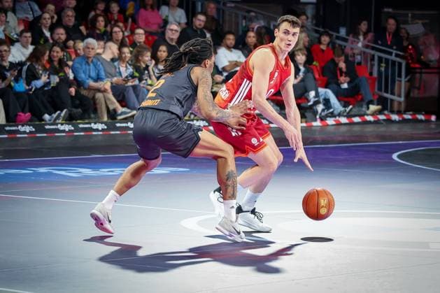 links nach rechts: Nike Sibande 2 (Niners Chemnitz) in Aktion gegen Neno Dimitrijevic 0 (FC Bayern Muenchen Basketball), FC Bayern Muenchen Basketball vs. Niners Chemnitz, easyCredit BBL, Basketball, Bundesliga, Maenner, Hauptrunde, 12. April 2026 Muenchen Bayern Deutschland