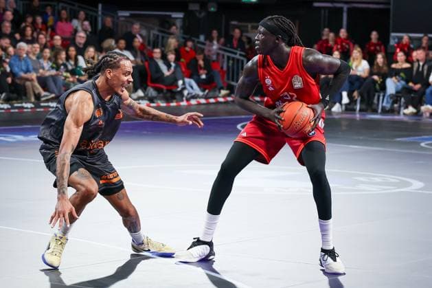 links nach rechts: Kevin Yebo 0 (Niners Chemnitz) gegen Wenyen Gabriel 32 (FC Bayern Muenchen Basketball), FC Bayern Muenchen Basketball vs. Niners Chemnitz, easyCredit BBL, Basketball, Bundesliga, Maenner, Hauptrunde, 12. April 2026 Muenchen Bayern Deutschland