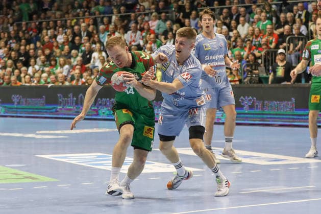 12.04.2026, xgox, Handball - Daikin HBL SC Magdeburg - HC Erlangen emspor, v.l. Omar Ingi Magnusson (Magdeburg, 14), Sander Andreassen Overjordet (Erlangen, 8) Zweikampf, Duell, Kampf, tackle Magdeburg