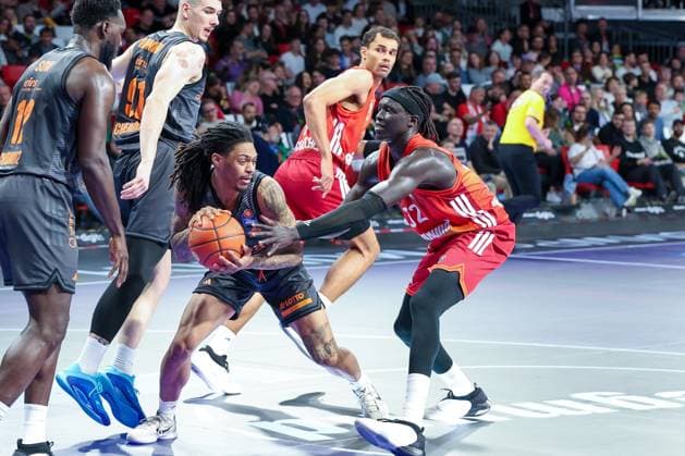 Nike Sibande 2 (Niners Chemnitz) haelt den Ball gegen Wenyen Gabriel 32 (FC Bayern Muenchen Basketball) fest, FC Bayern Muenchen Basketball vs. Niners Chemnitz, easyCredit BBL, Basketball, Bundesliga, Maenner, Hauptrunde, 12. April 2026 Muenchen Bayern Deutschland