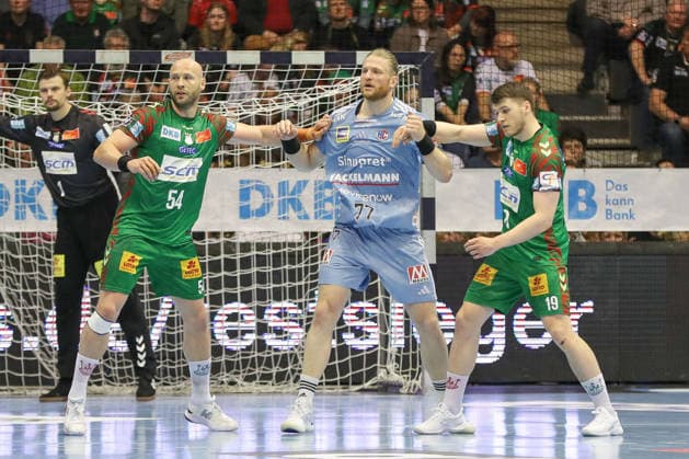 12.04.2026, xgox, Handball - Daikin HBL SC Magdeburg - HC Erlangen emspor, v.l. Oscar Bergendahl (Magdeburg, 54), Maciej Gebala (Erlangen, 77), Elvar Oern Jonsson (Magdeburg, 19) Zweikampf, Duell, Kampf, tackle Magdeburg