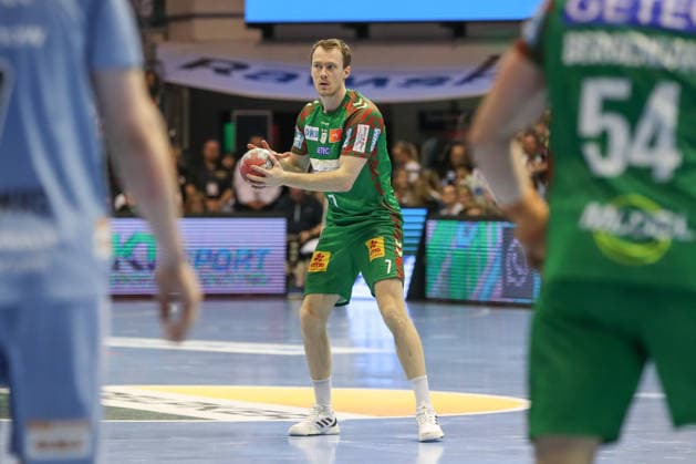 12.04.2026, xgox, Handball - Daikin HBL SC Magdeburg - HC Erlangen emspor, v.l. Felix Claar (Magdeburg, 7) am Ball, plays the ball Magdeburg