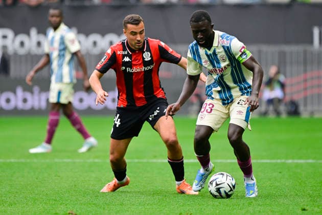 FOOTBALL : OGC Nice VS Le Havre AC - Ligue 1 McDonald s - 12 04 2026 Arouna Sangante (HAC) Charles Vanhoutte (OGC Nice) - Ligue 1 McDonald™s match between OGC Nice and Le Havre Athletic Club on April 12, 2026 at the Allianz Riviera Stadium in Nice. NiceFrance  Copyright: xWilliamxCannarellax