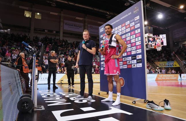 Beim DYN TV Interview: Joel Aminu Telekom Baskets Bonn vs. Basketball Löwen (Loewen) Braunschweig 29. Speiltag - Saison 2025 26