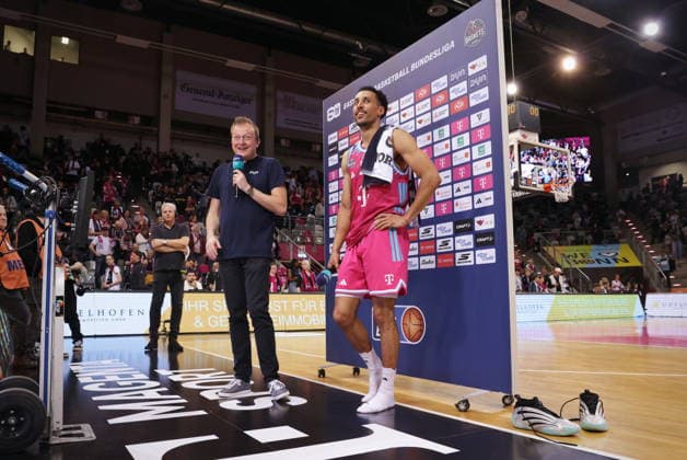 Beim DYN TV Interview: Joel Aminu Telekom Baskets Bonn vs. Basketball Löwen (Loewen) Braunschweig 29. Speiltag - Saison 2025 26