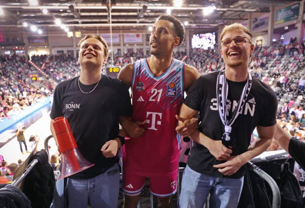 Jubel im Fanblock: Joel Aminu Telekom Baskets Bonn vs. Basketball Löwen (Loewen) Braunschweig 29. Speiltag - Saison 2025 26