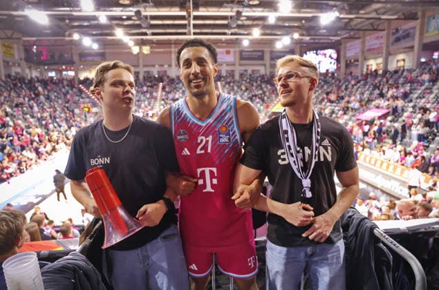 Jubel im Fanblock: Joel Aminu Telekom Baskets Bonn vs. Basketball Löwen (Loewen) Braunschweig 29. Speiltag - Saison 2025 26