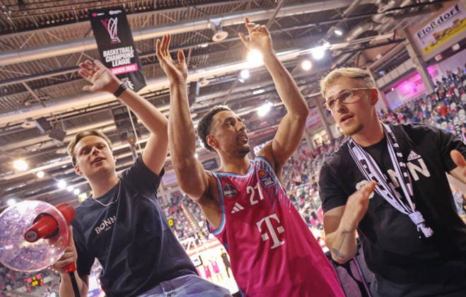 Jubel im Fanblock: Joel Aminu Telekom Baskets Bonn vs. Basketball Löwen (Loewen) Braunschweig 29. Speiltag - Saison 2025 26