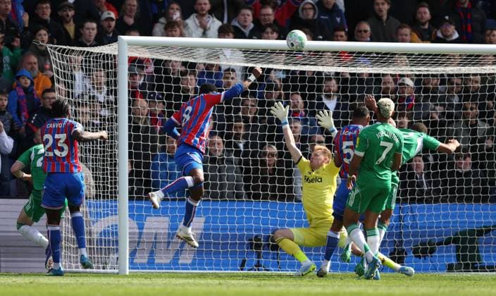 LONDON, ENGLAND, APRIL 12: Jefferson Lerma of Crystal Palace has a headed effort on goal hit the cross bar during the Premier League match between Crystal Palace FC v Newcastle United FC at Selhurst Park Stadium, London, England, on April 12. (Photo by Daniel Weir) Copyright: xDanielxWeir SportsxPressxPhotox Sportspressphoto_SPR128271