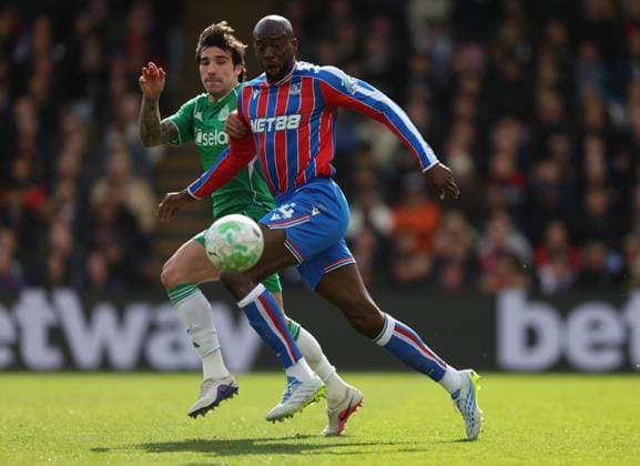 LONDON, ENGLAND, APRIL 12: Jean-Philippe Mateta of Crystal Palace battles for the ball with Sandro Tonali of Newcastle United during the Premier League match between Crystal Palace FC v Newcastle United FC at Selhurst Park Stadium, London, England, on April 12. (Photo by Daniel Weir) Copyright: xDanielxWeir SportsxPressxPhotox Sportspressphoto_SPR128286
