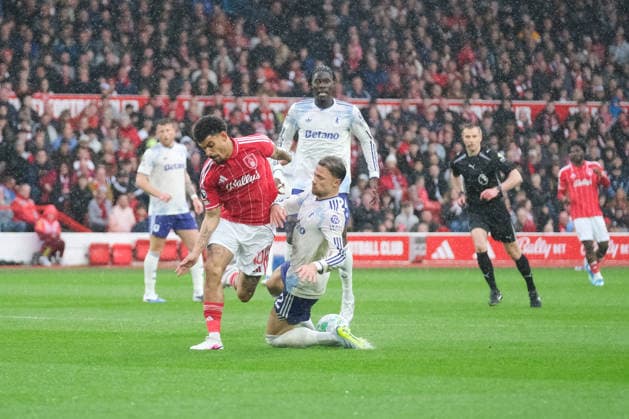 NOTTINGHAM, ENGLAND - APRIL 12: Morgan Gibbs-White of Nottingham Forest and Matty Cash of Aston Villa seen in action during the Premier league football match between Nottingham Forest and Aston Villa at the City Ground on April 12, 2026 in Nottingham, England. Copyright: xPaulxBonserx xSportsxPressxPhotox Sportspressphoto_SPR128287