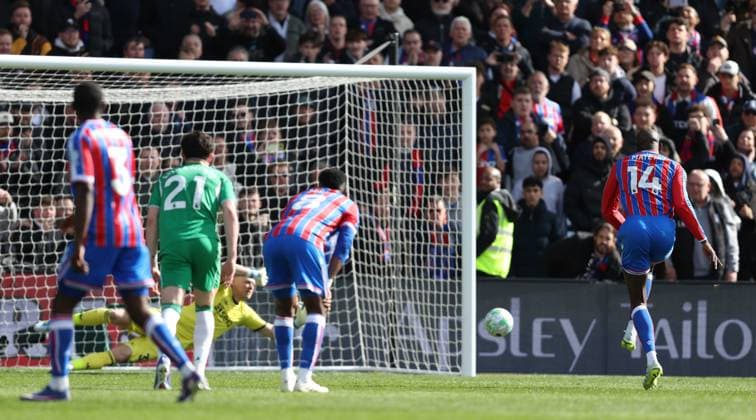 LONDON, ENGLAND, APRIL 12: GOAL 2-1, Jean-Philippe Mateta of Crystal Palace scores a penalty kick to put Crystal Palace 2-1 ahead during the Premier League match between Crystal Palace FC v Newcastle United FC at Selhurst Park Stadium, London, England, on April 12. (Photo by Daniel Weir) Copyright: xDanielxWeir SportsxPressxPhotox Sportspressphoto_SPR128297