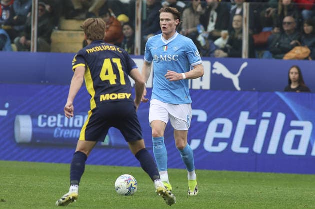 CALCIO - Serie A - Parma Calcio vs SSC Napoli Scott McTominay of SSC Napoli competes for the ball with Hans Nicolussi Caviglia of Parma AC during Parma Calcio vs SSC Napoli, 32Â° Serie A Enilive 2025-26 game at New Balance Arena in Parma (PR), Italy, on April 12, 2026. Parma Italy  Copyright: xIPAxSport ABACAx