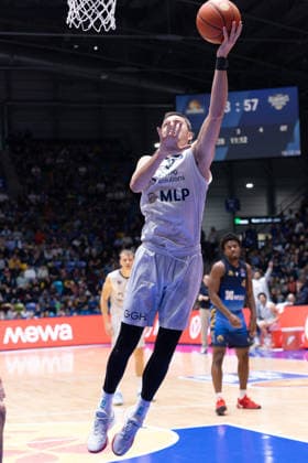 Basketball Bundesliga BBL, Frankfurt Skyliners vs. MLP Academics Heidelberg, Süwag Energie Arena Frankfurt am Main; 12.04.2026 Basketball Bundesliga BBL, Frankfurt am Main, Germany - 12.04.2026: Ryan Mikesell (MLP Academics Heidelberg, 33) beim Korbwurf, Basketball Bundesliga BBL, Spiel der Frankfurt Skyliners vs. MLP Academics Heidelberg, Süwag Energie Arena Frankfurt am Main Copyright: xBEAUTIFULxSPORTS Freudensteinx