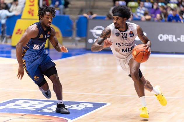 Basketball Bundesliga BBL, Frankfurt Skyliners vs. MLP Academics Heidelberg, Süwag Energie Arena Frankfurt am Main; 12.04.2026 Basketball Bundesliga BBL, Frankfurt am Main, Germany - 12.04.2026: Michael Weathers (MLP Academics Heidelberg, 20) am Ball gegen Isaiah Swope (Frankfurt Skyliners, 1), Basketball Bundesliga BBL, Spiel der Frankfurt Skyliners vs. MLP Academics Heidelberg, Süwag Energie Arena Frankfurt am Main Copyright: xBEAUTIFULxSPORTS Freudensteinx