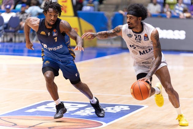 Basketball Bundesliga BBL, Frankfurt Skyliners vs. MLP Academics Heidelberg, Süwag Energie Arena Frankfurt am Main; 12.04.2026 Basketball Bundesliga BBL, Frankfurt am Main, Germany - 12.04.2026: Michael Weathers (MLP Academics Heidelberg, 20) am Ball gegen Isaiah Swope (Frankfurt Skyliners, 1), Basketball Bundesliga BBL, Spiel der Frankfurt Skyliners vs. MLP Academics Heidelberg, Süwag Energie Arena Frankfurt am Main Copyright: xBEAUTIFULxSPORTS Freudensteinx