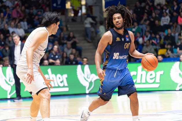 Basketball Bundesliga BBL, Frankfurt Skyliners vs. MLP Academics Heidelberg, Süwag Energie Arena Frankfurt am Main; 12.04.2026 Basketball Bundesliga BBL, Frankfurt am Main, Germany - 12.04.2026: Tyger Campbell (Frankfurt Skyliners, 00) am Ball, Basketball Bundesliga BBL, Spiel der Frankfurt Skyliners vs. MLP Academics Heidelberg, Süwag Energie Arena Frankfurt am Main Copyright: xBEAUTIFULxSPORTS Freudensteinx