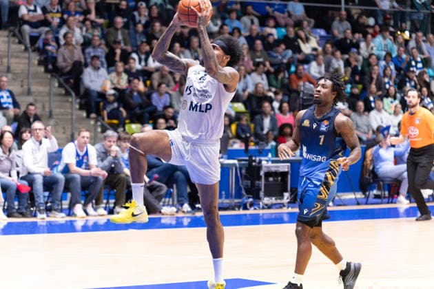 Basketball Bundesliga BBL, Frankfurt Skyliners vs. MLP Academics Heidelberg, Süwag Energie Arena Frankfurt am Main; 12.04.2026 Basketball Bundesliga BBL, Frankfurt am Main, Germany - 12.04.2026: Michael Weathers (MLP Academics Heidelberg, 20) am Ball vor Isaiah Swope (Frankfurt Skyliners, 1), Basketball Bundesliga BBL, Spiel der Frankfurt Skyliners vs. MLP Academics Heidelberg, Süwag Energie Arena Frankfurt am Main Copyright: xBEAUTIFULxSPORTS Freudensteinx