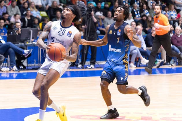 Basketball Bundesliga BBL, Frankfurt Skyliners vs. MLP Academics Heidelberg, Süwag Energie Arena Frankfurt am Main; 12.04.2026 Basketball Bundesliga BBL, Frankfurt am Main, Germany - 12.04.2026: Michael Weathers (MLP Academics Heidelberg, 20) am Ball gegen Isaiah Swope (Frankfurt Skyliners, 1), Basketball Bundesliga BBL, Spiel der Frankfurt Skyliners vs. MLP Academics Heidelberg, Süwag Energie Arena Frankfurt am Main Copyright: xBEAUTIFULxSPORTS Freudensteinx