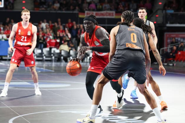 Wenyen Gabriel (FC Bayern Basketball, 32) mit Kevin Yebo (Niners Chemnitz, 00) unf Justuz Hollatz (FC Bayern Basketball, 21), GER, FC Bayern Basketball vs. Niners Chemnitz, Basketball, easycredit Basketball Bundesliga, 29. Spieltag, Saison 2025 2026, 12.04.2026, GER, FC Bayern Basketball vs. Niners Chemnitz, Basketball, easycredit Basketball Bundesliga, 29. Spieltag, Saison 2025 2026, 12.04.2026 Muenchen Copyright: xEibner-Pressefoto JennixMaulx EP_JML