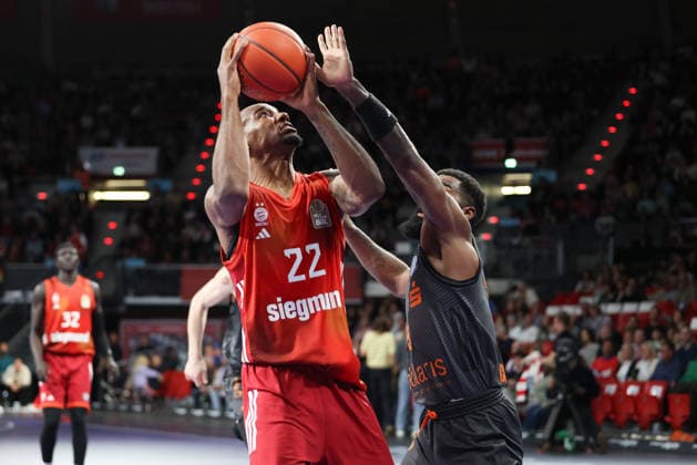 Isiaha Mike (FC Bayern Basketball, 22) mit Corey Davis (Niners Chemnitz, 05), GER, FC Bayern Basketball vs. Niners Chemnitz, Basketball, easycredit Basketball Bundesliga, 29. Spieltag, Saison 2025 2026, 12.04.2026, GER, FC Bayern Basketball vs. Niners Chemnitz, Basketball, easycredit Basketball Bundesliga, 29. Spieltag, Saison 2025 2026, 12.04.2026 Muenchen Copyright: xEibner-Pressefoto JennixMaulx EP_JML